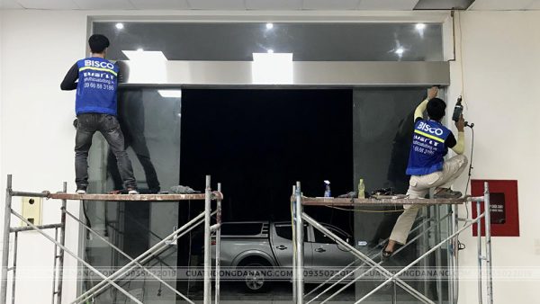 Lắp đặt cửa kính lùa văn phòng