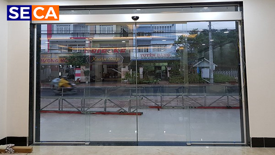 Cửa tự động 2 cánh có thiết kế đơn giản, được lắp đặt cho nhiều công trình khác nhau