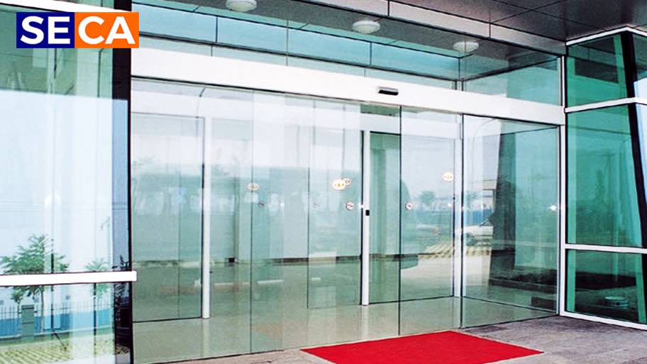 Cửa tự động cảm ứng sẽ tự động mở các cánh cửa khi phát hiện người và vật gần cửa