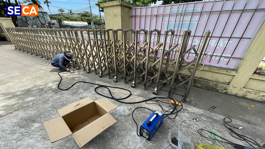Đội ngũ thi công cổng xếp inox của công ty cửa tự động SECA cho Sunhouse Đà Nẵng