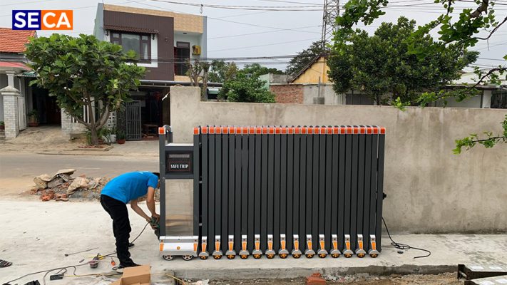 Dự án thi công cổng xếp inox tại Kho hàng Việt Hoa