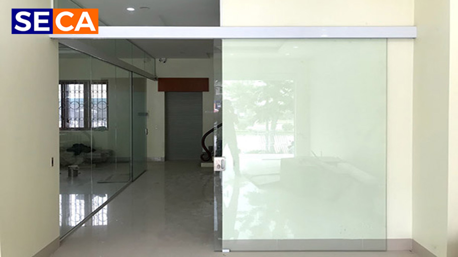 Khi vệ sinh cửa 1 cánh thường gặp khó khăn, phải dùng thiết bị luồn vào các khe rảnh